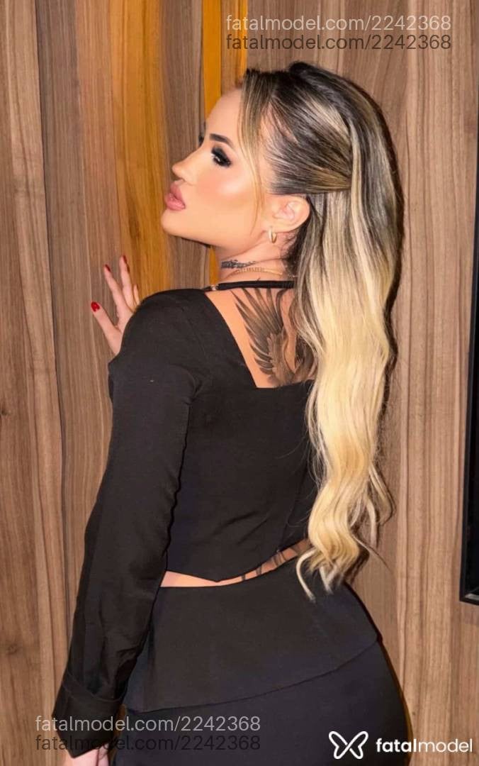 Acompanhante mulher loira (o) de olhos castanhos - Raika Leblanc