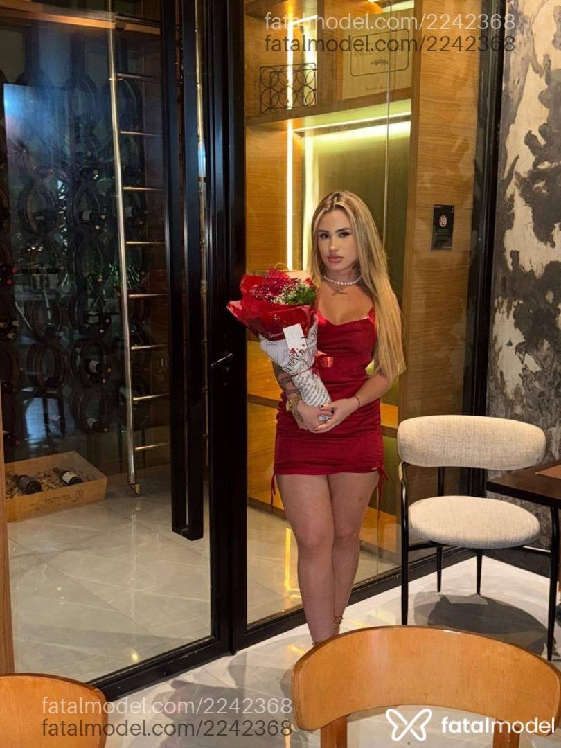 Acompanhante mulher loira (o) de olhos castanhos - Raika Leblanc