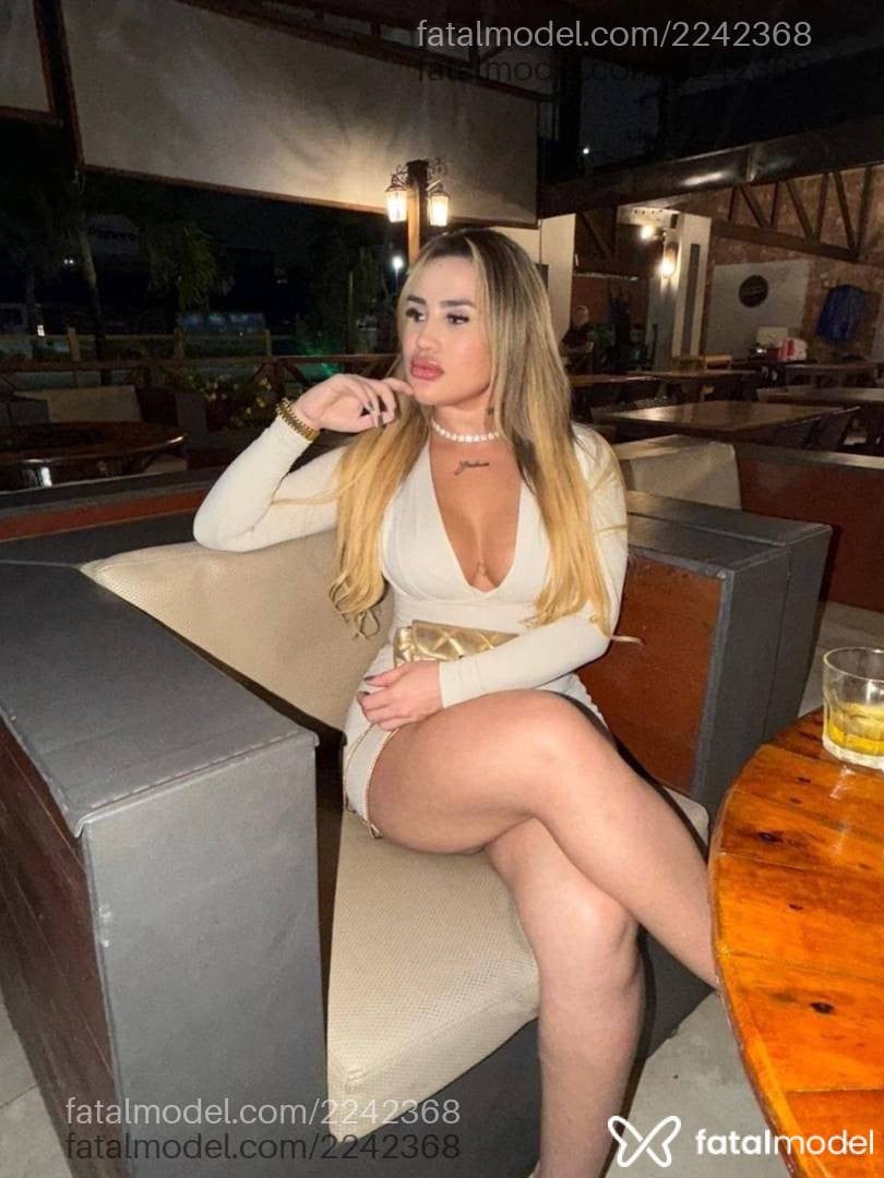 Acompanhante mulher loira (o) de olhos castanhos - Raika Leblanc