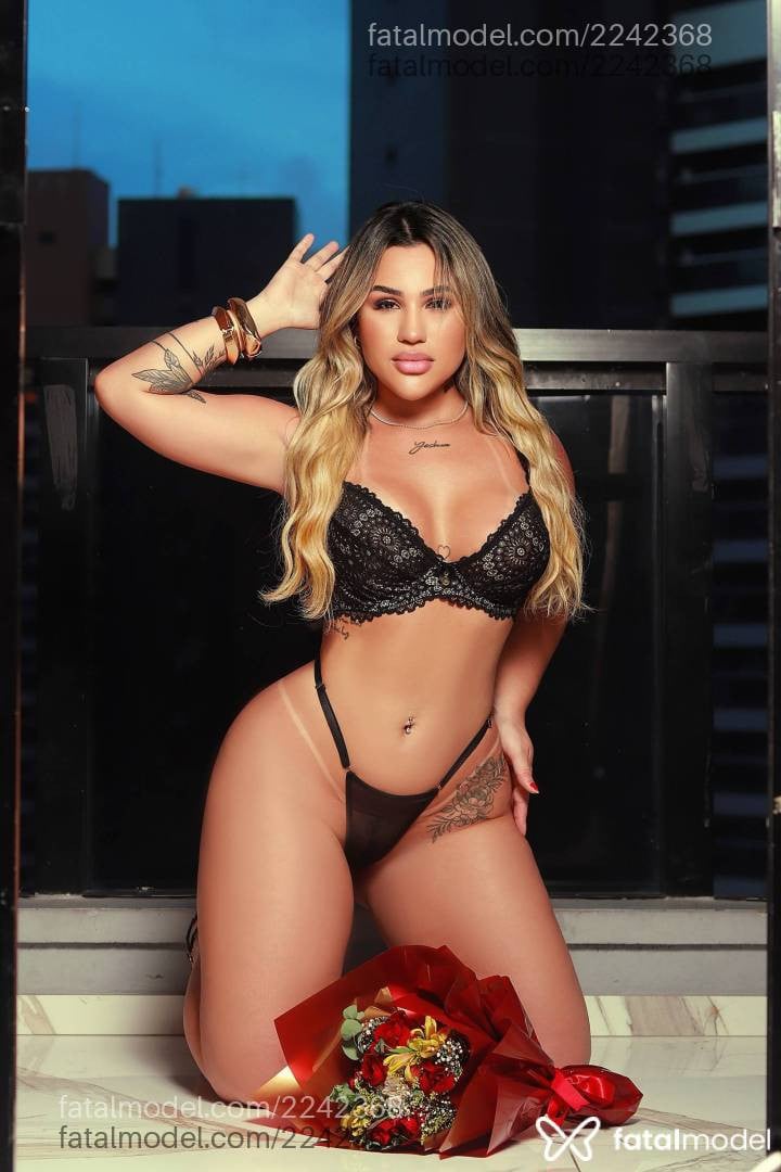 Acompanhante mulher loira (o) de olhos castanhos - Raika Leblanc