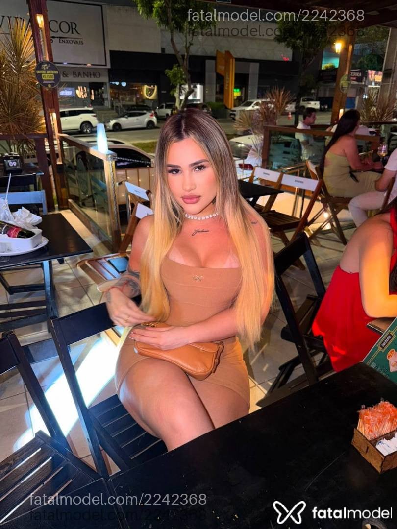Acompanhante mulher loira (o) de olhos castanhos - Raika Leblanc