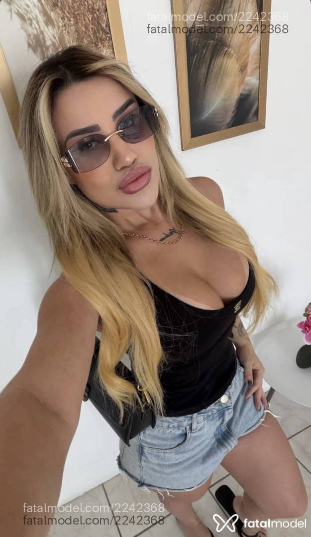 Acompanhante mulher loira (o) de olhos castanhos - Raika Leblanc