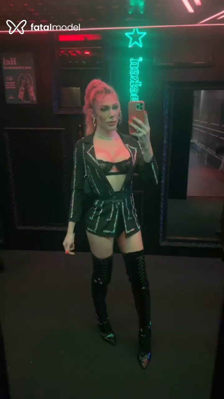 Acompanhante mulher trans loira (o) de olhos castanhos - Priscila