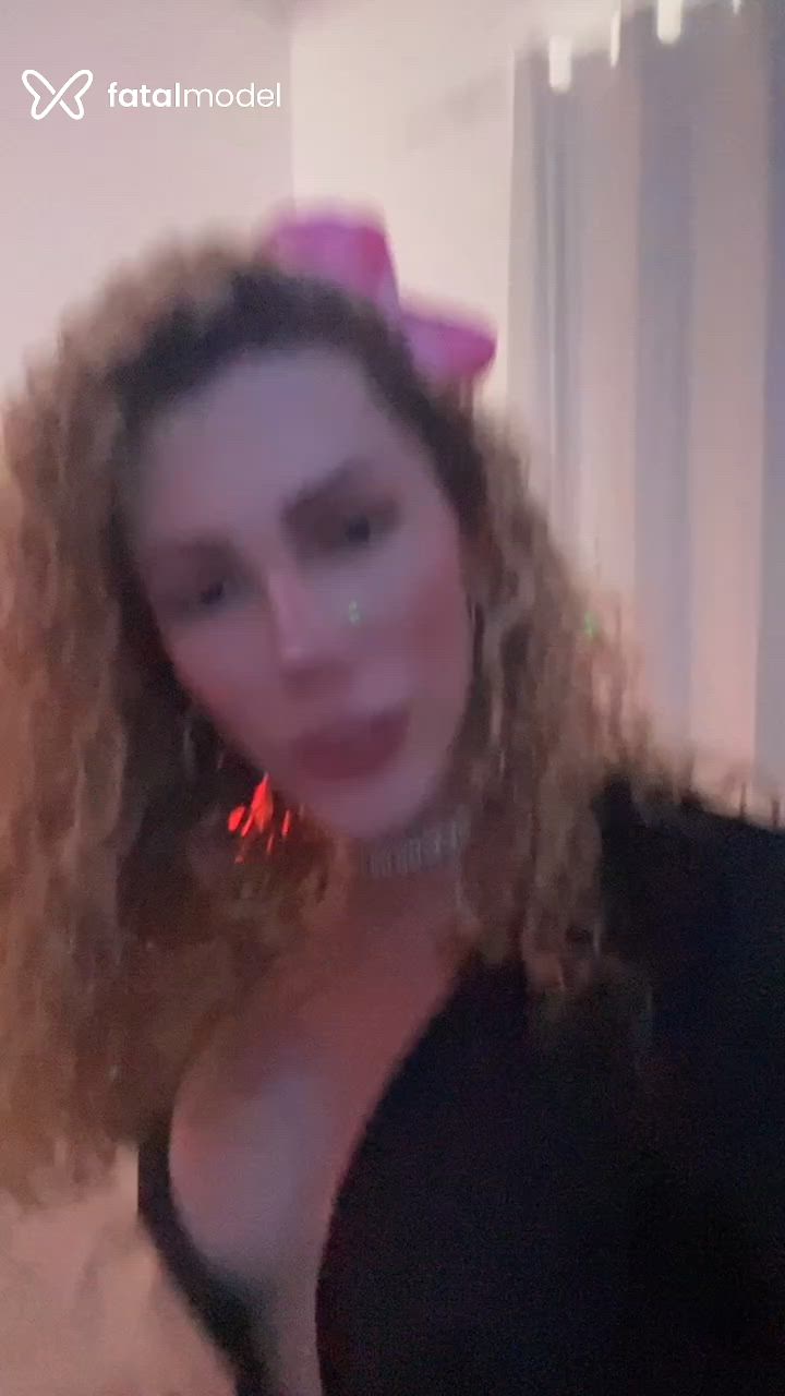 Acompanhante mulher trans loira (o) de olhos castanhos - Priscila