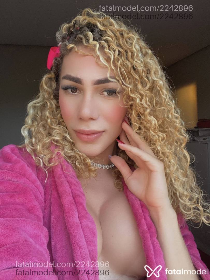 Acompanhante mulher trans loira (o) de olhos castanhos - Priscila