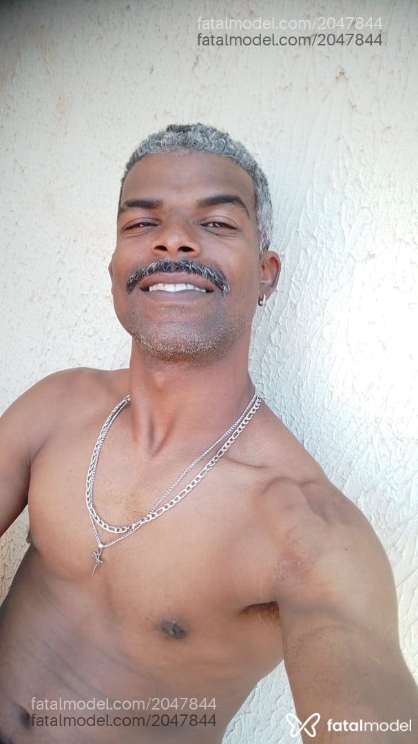 Acompanhante homem com cabelo grisalho de olhos castanhos em Morada Nova de Minas - Marcos