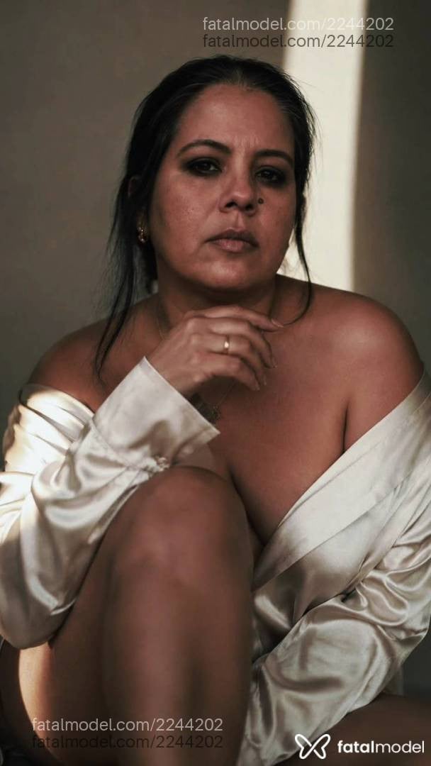 Acompanhante mulher morena (o) de olhos pretos - Nynna