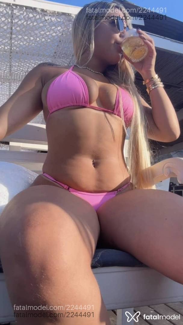 Acompanhante mulher loira (o) de olhos pretos - Bruna
