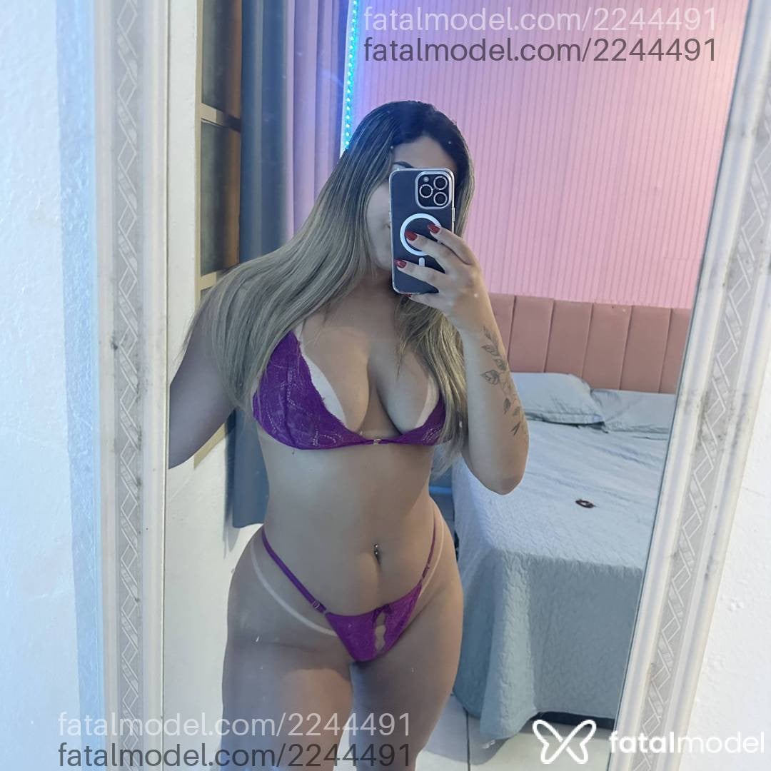 Acompanhante mulher loira (o) de olhos pretos - Bruna