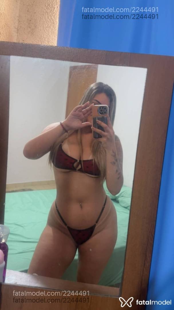 Acompanhante mulher loira (o) de olhos pretos - Bruna