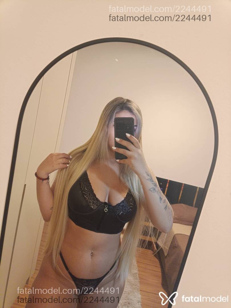 Acompanhante mulher loira (o) de olhos pretos - Bruna