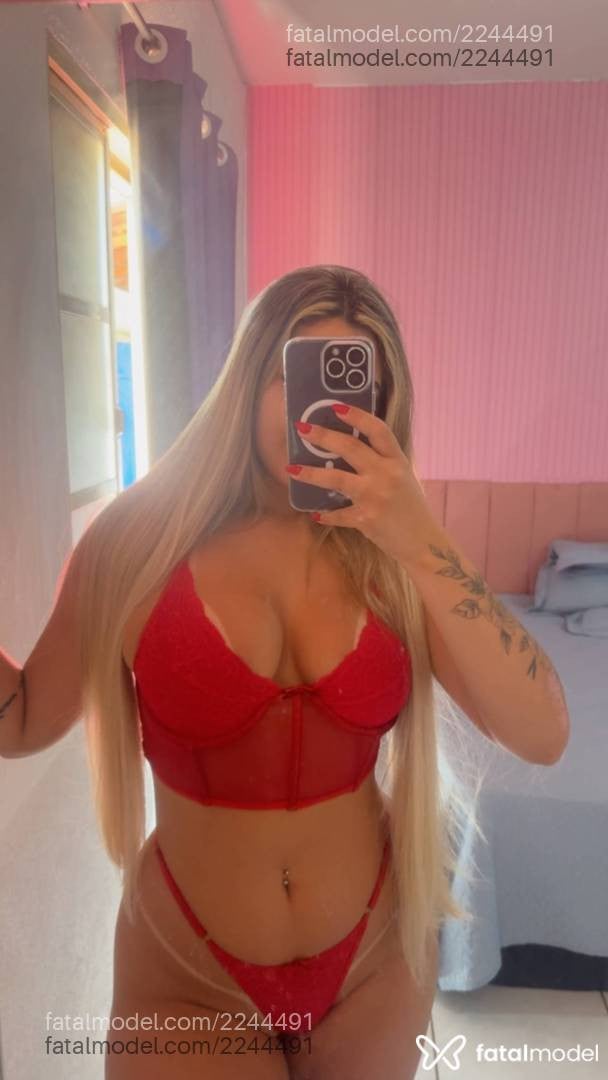 Acompanhante mulher loira (o) de olhos pretos - Bruna