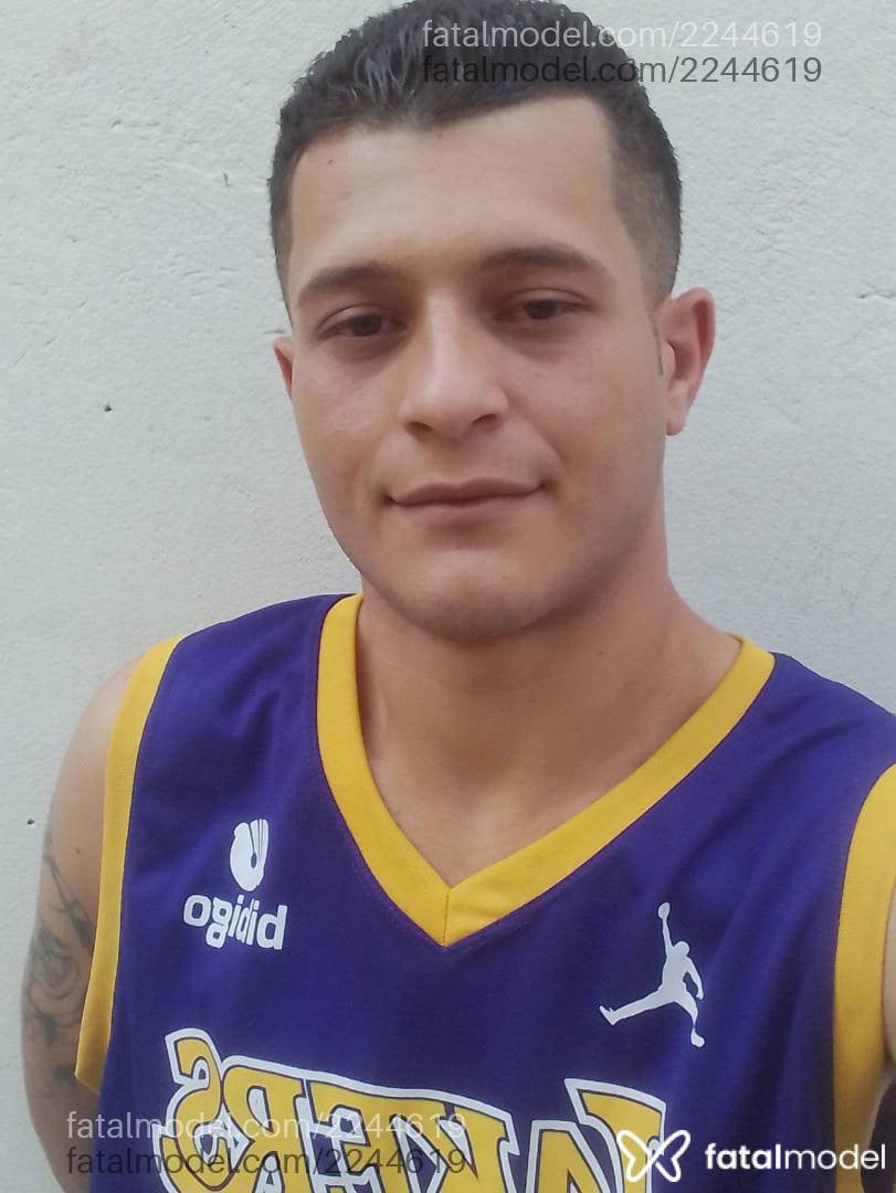 Acompanhante homem com cabelo castanho de olhos castanhos - Lorenzo