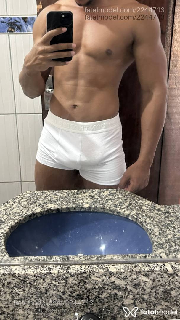 Acompanhante homem com cabelo castanho de olhos pretos - Apollo