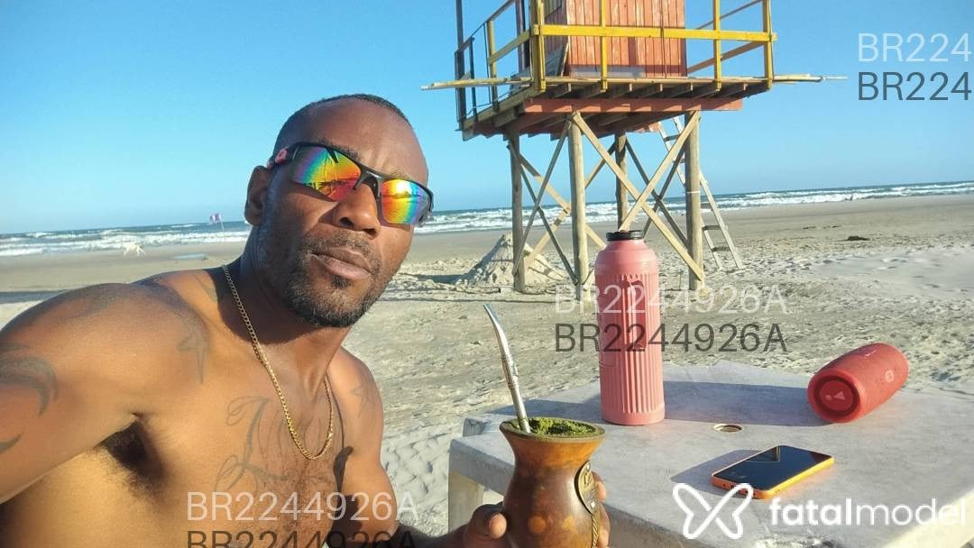Acompanhante homem morena (o) de olhos castanhos em Tijucas - Wilson