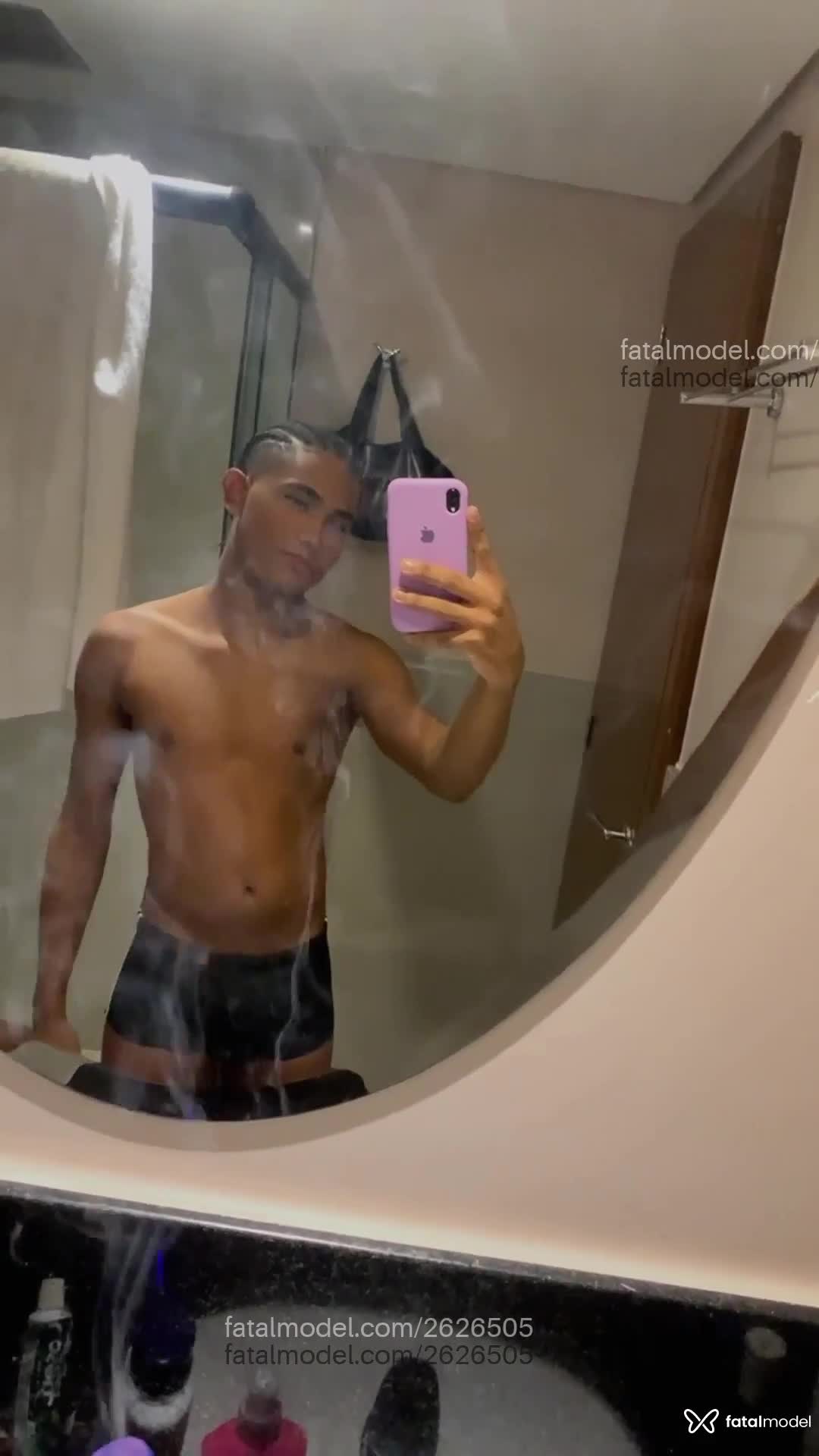 Acompanhante homem com cabelo castanho de olhos pretos em Virtual Acompanhante homem com cabelo castanho de olhos pretos em Virtual - Mavambo