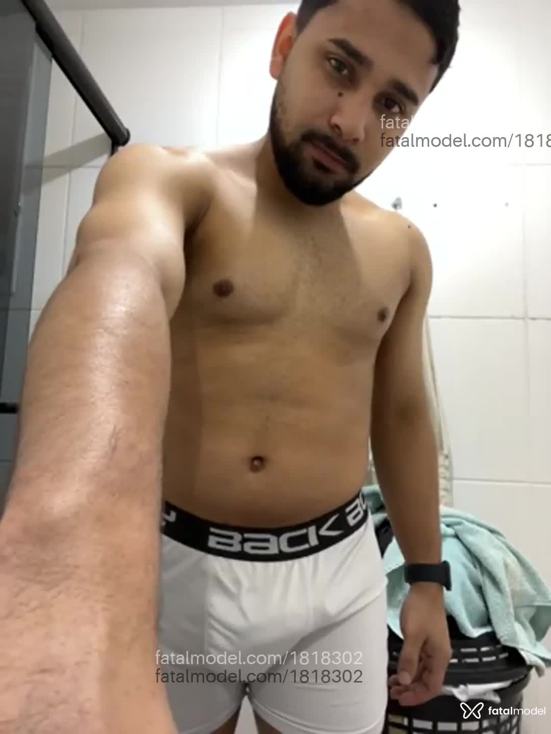Acompanhante homem morena (o) de olhos castanhos - Mickael