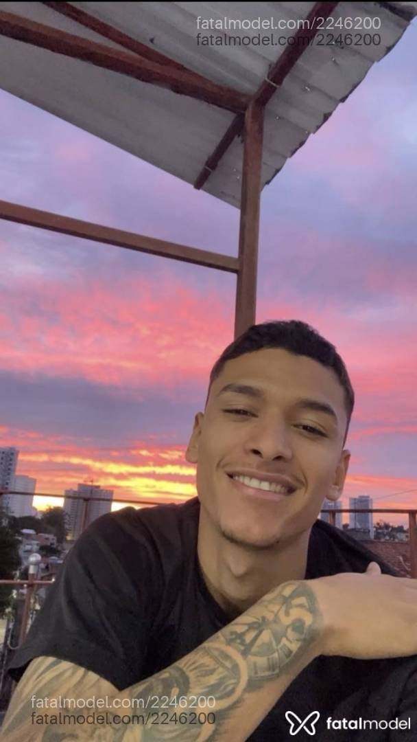 Acompanhante homem com cabelo castanho de olhos castanhos - Diego
