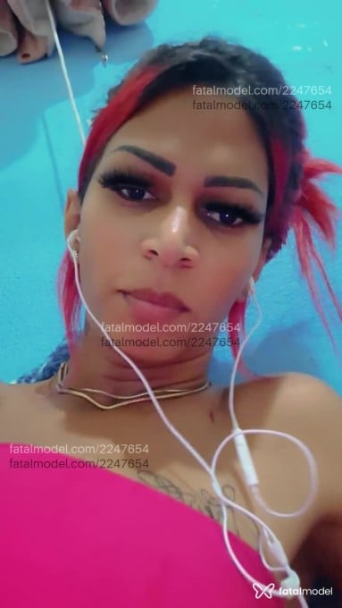 Acompanhante mulher trans com cabelo colorido de olhos pretos em Mauá - Sheylla