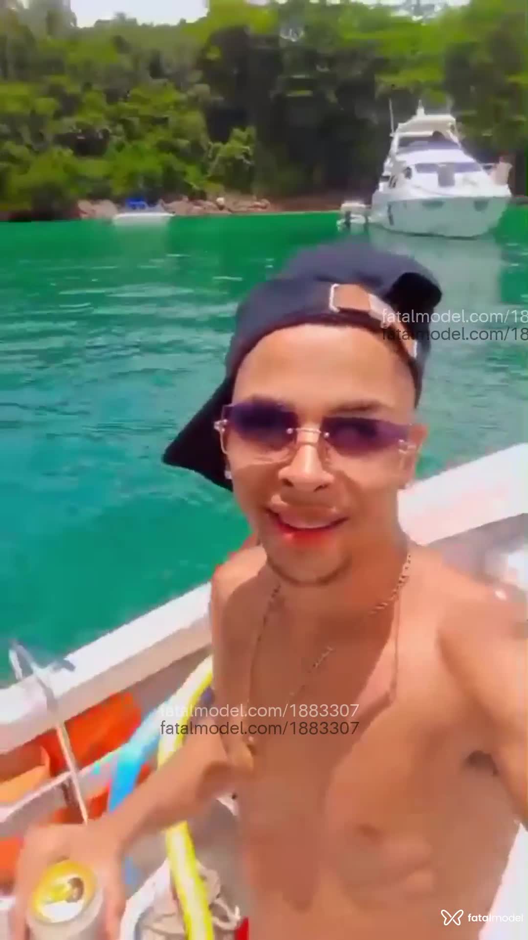 Acompanhante homem com cabelo castanho de olhos castanhos em Nilópolis - Nickolas