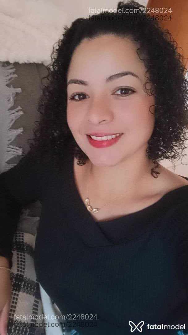 Acompanhante mulher com cabelo castanho de olhos pretos - Manuela