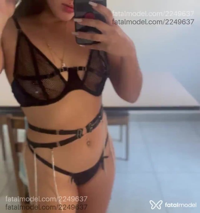 Acompanhante mulher com cabelo castanho de olhos castanhos - Sophia Acompanhante mulher com cabelo castanho de olhos castanhos - Sophia