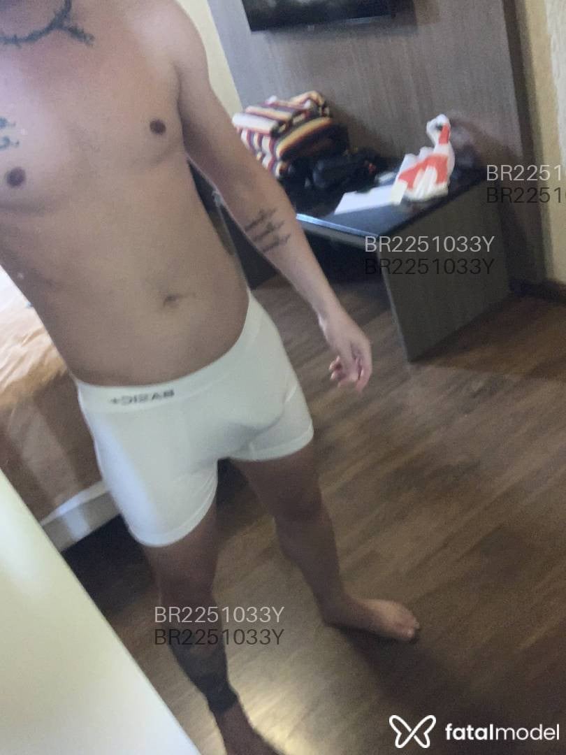 Acompanhante homem com cabelo castanho de olhos castanhos - Romeo