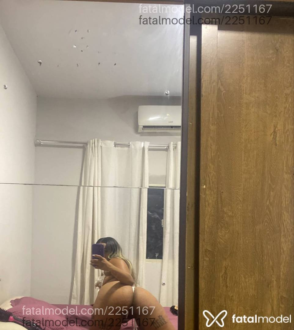 Acompanhante mulher loira (o) de olhos castanhos - Lorena