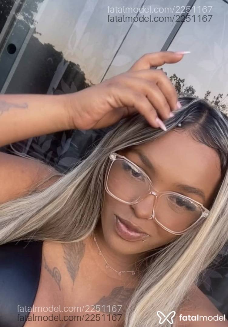 Acompanhante mulher loira (o) de olhos castanhos - Lorena