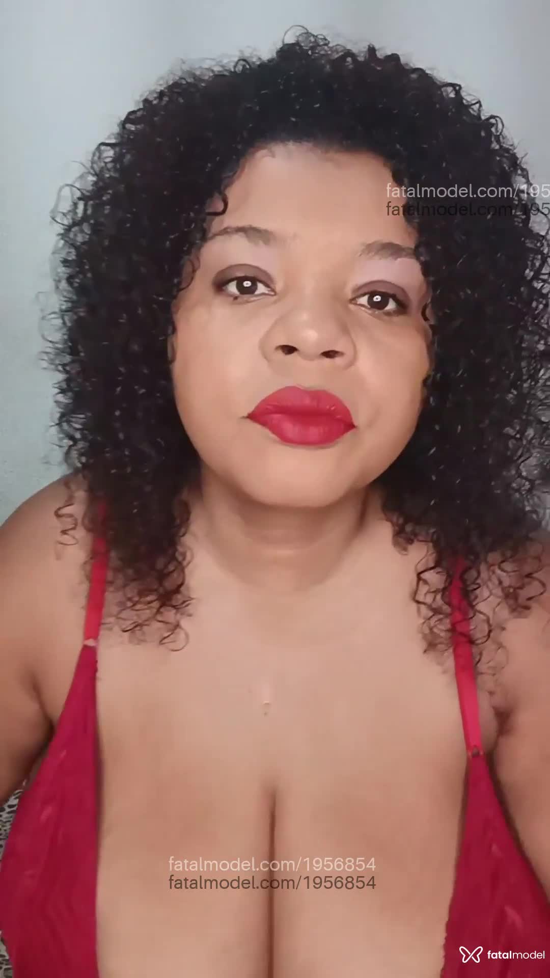 Acompanhante mulher morena (o) de olhos castanhos em Virtual Acompanhante mulher morena (o) de olhos castanhos em Virtual - Miafetichista