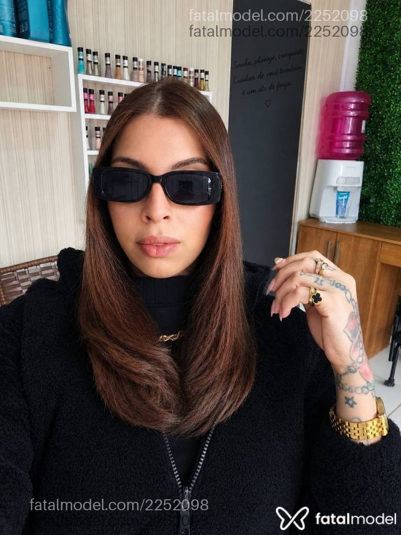 Acompanhante mulher trans com cabelo castanho de olhos mel - Barbiie Araujo