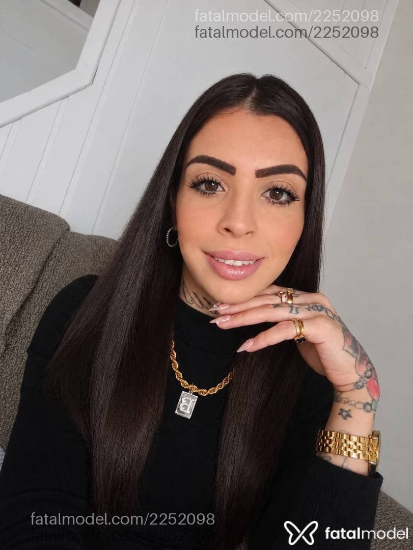 Acompanhante mulher trans com cabelo castanho de olhos mel - Barbiie Araujo