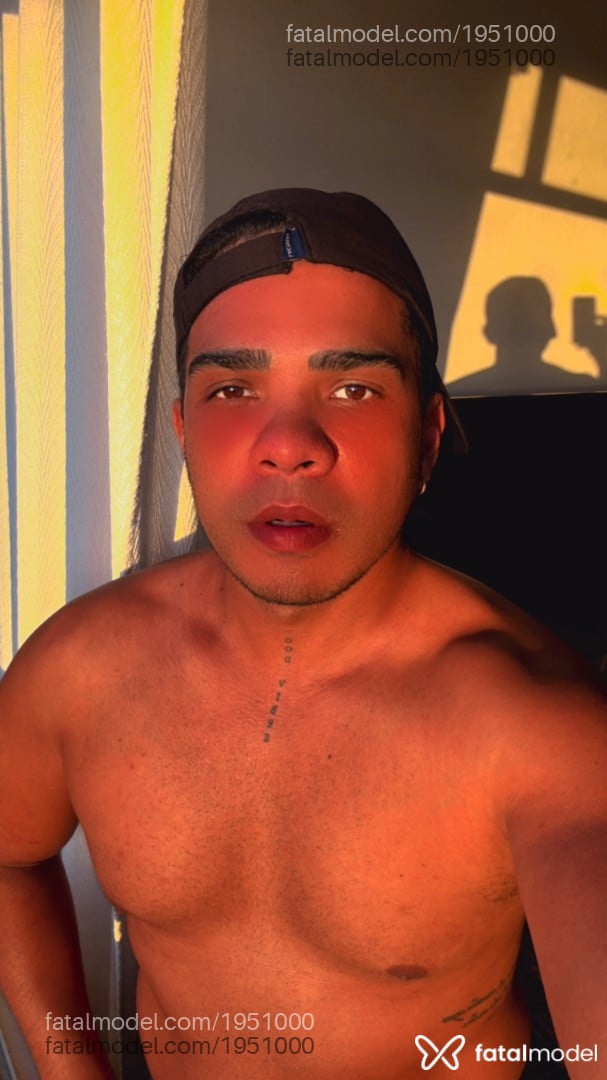 Acompanhante homem morena (o) de olhos castanhos em Barra Velha Acompanhante homem morena (o) de olhos castanhos em Barra Velha - Mikael Moraes