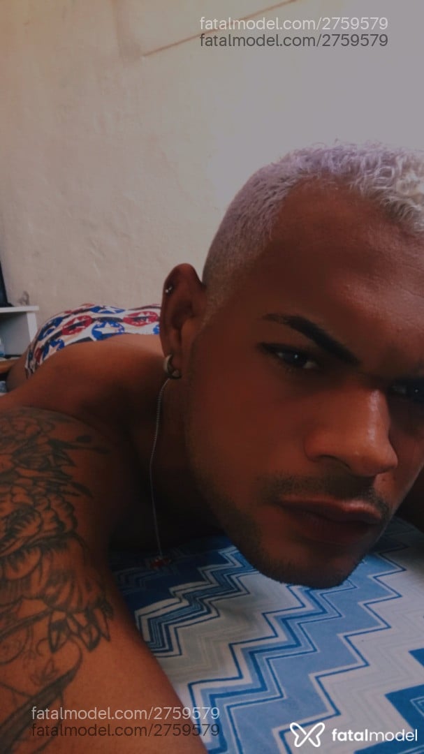 Acompanhante não-binário morena (o) de olhos castanhos em Recife - Breno Santana