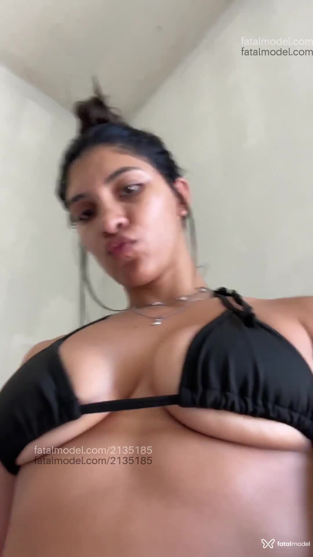 Acompanhante mulher com cabelo castanho de olhos castanhos em Virtual Acompanhante mulher com cabelo castanho de olhos castanhos em Virtual - Larissa