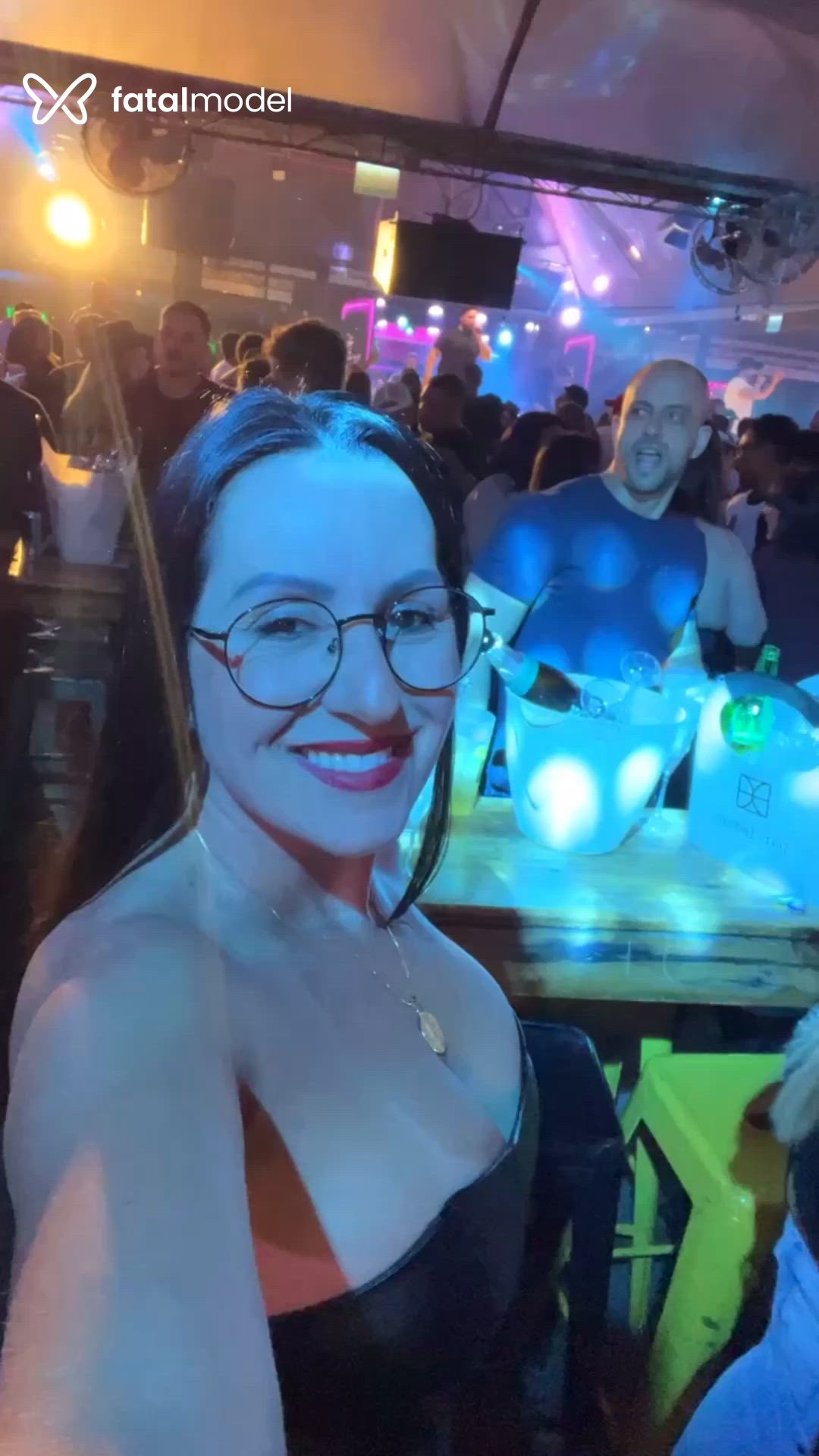 Acompanhante mulher morena (o) de olhos castanhos - Luiza