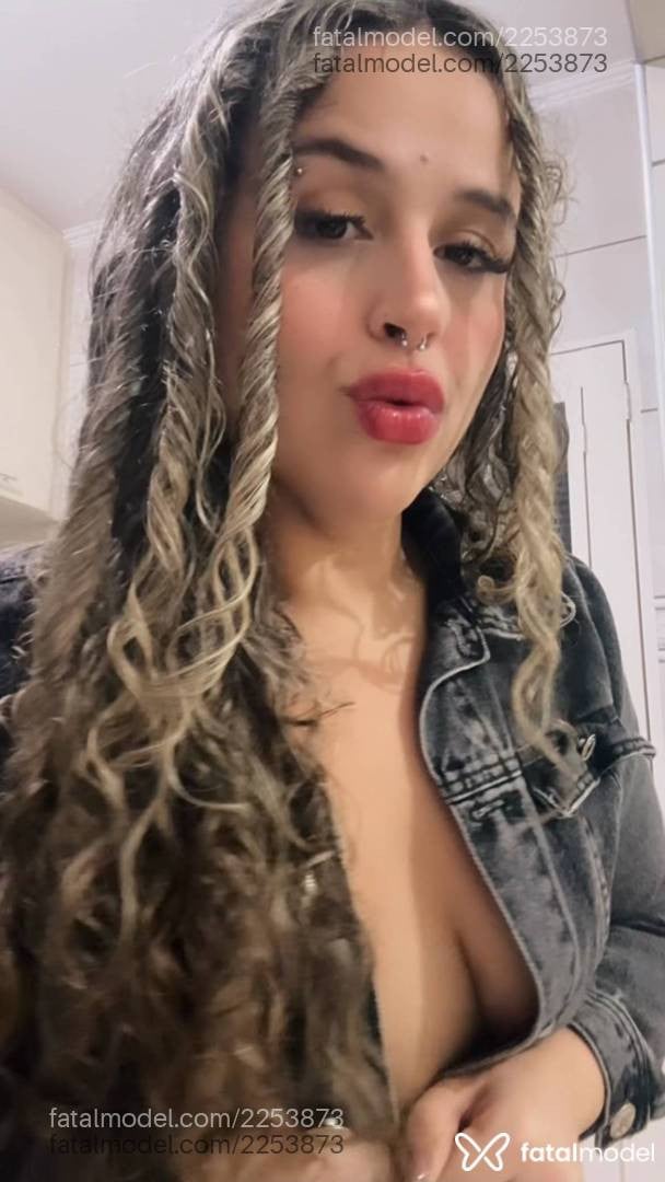 Acompanhante mulher loira (o) de olhos castanhos - Athena
