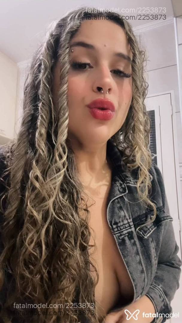 Acompanhante mulher loira (o) de olhos castanhos - Athena