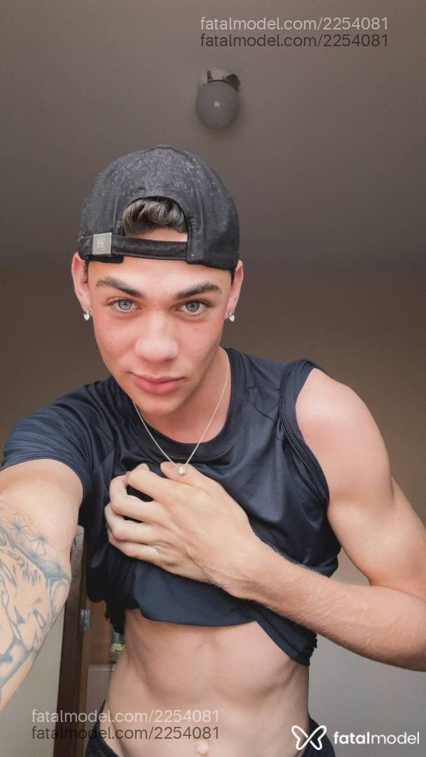 Acompanhante homem com cabelo castanho de olhos azuis - Matheus