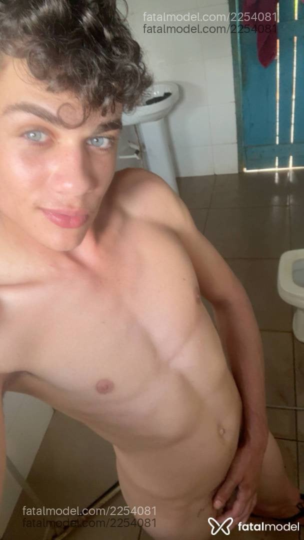 Acompanhante homem com cabelo castanho de olhos azuis - Matheus