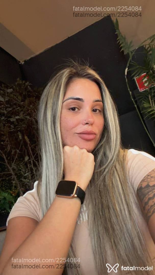 Acompanhante mulher loira (o) de olhos castanhos - Rebecca Barros