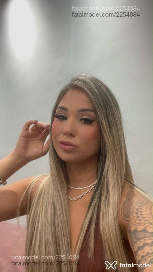 Acompanhante mulher loira (o) de olhos castanhos - Rebecca Barros