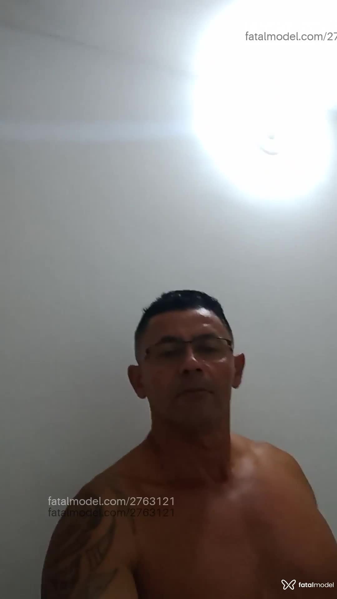 Acompanhante homem com cabelo grisalho de olhos cinza - Fernando Acompanhante homem com cabelo grisalho de olhos cinza - Fernando