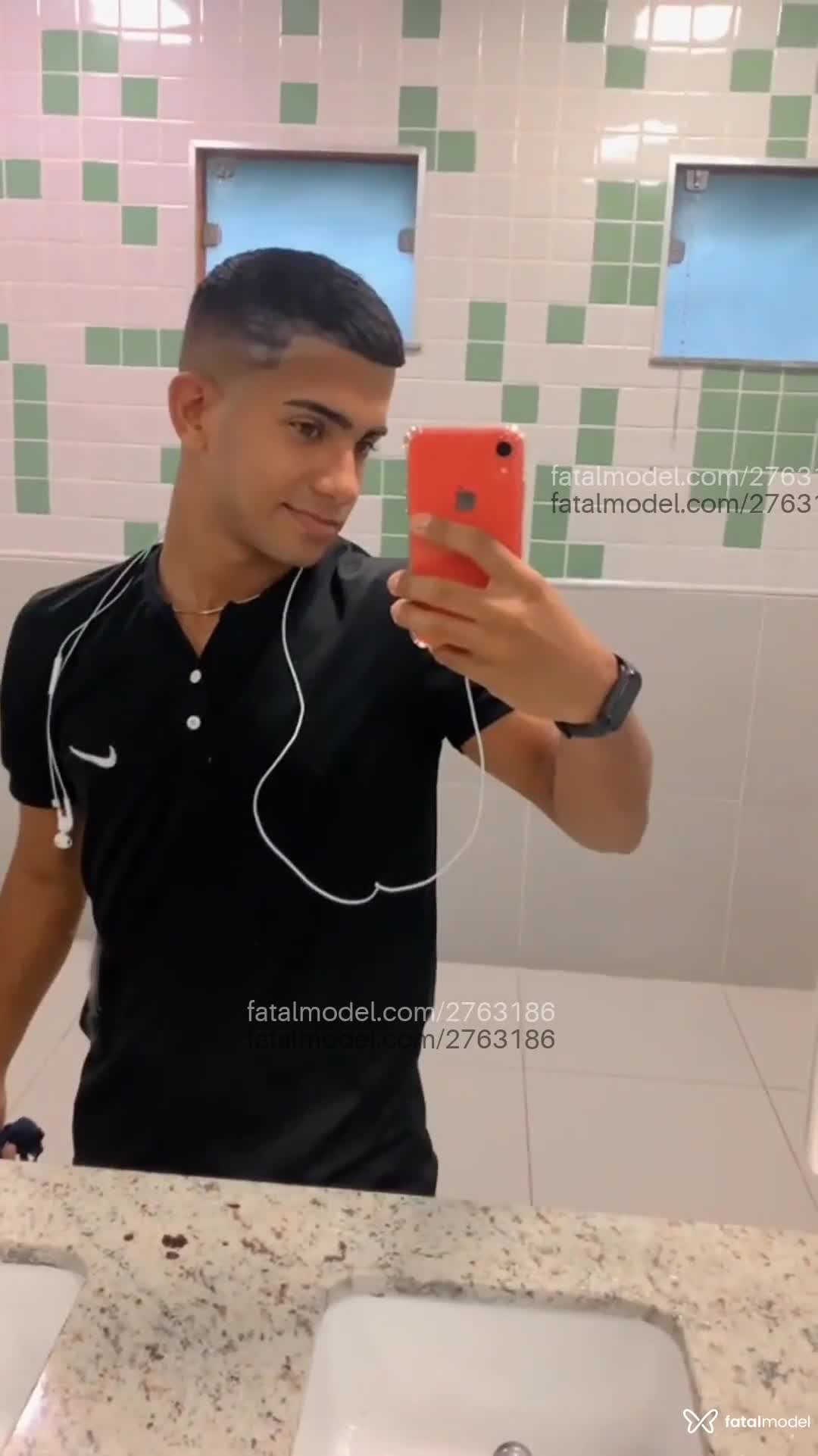 Acompanhante homem com cabelo castanho de olhos mel em Caucaia Acompanhante homem com cabelo castanho de olhos mel em Caucaia - Keevyn