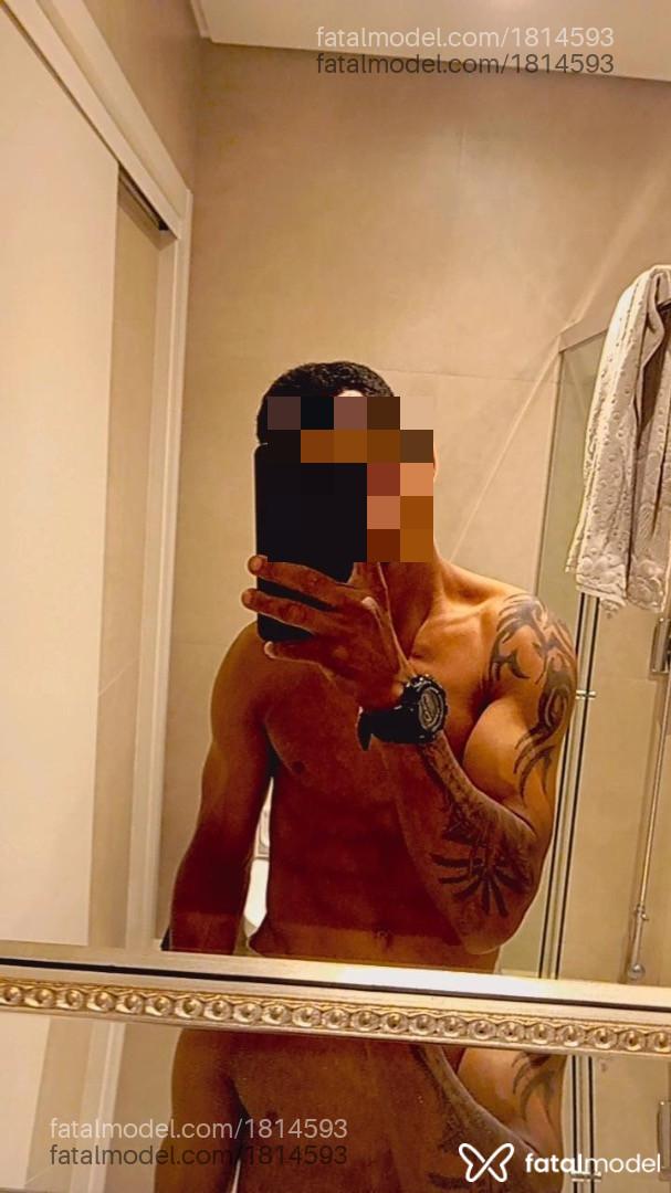 Acompanhante homem morena (o) de olhos pretos em Criciúma Acompanhante homem morena (o) de olhos pretos em Criciúma - Preto