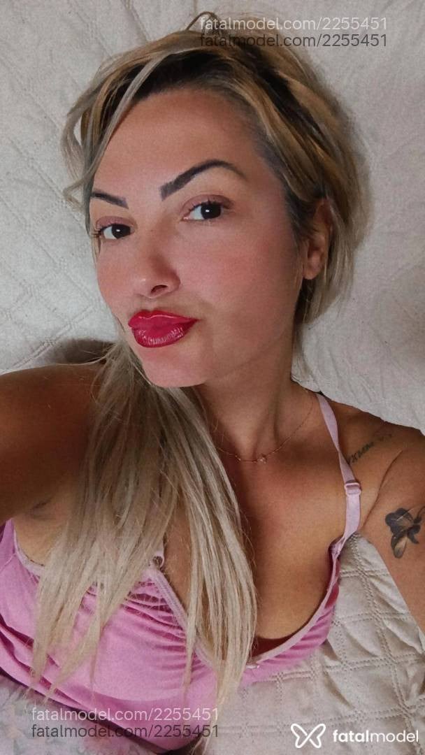 Acompanhante mulher loira (o) de olhos castanhos - Kelly Monroe