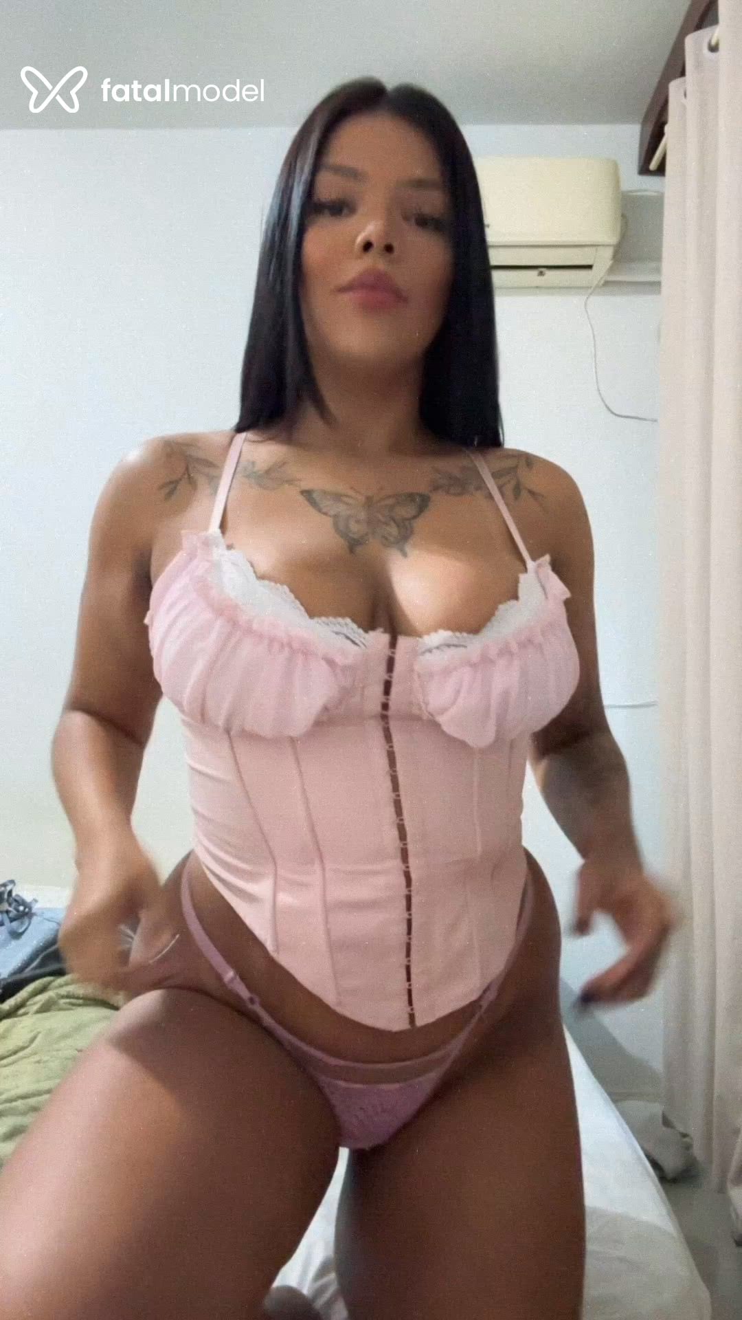 Acompanhante mulher morena (o) de olhos castanhos - Victoria Dias