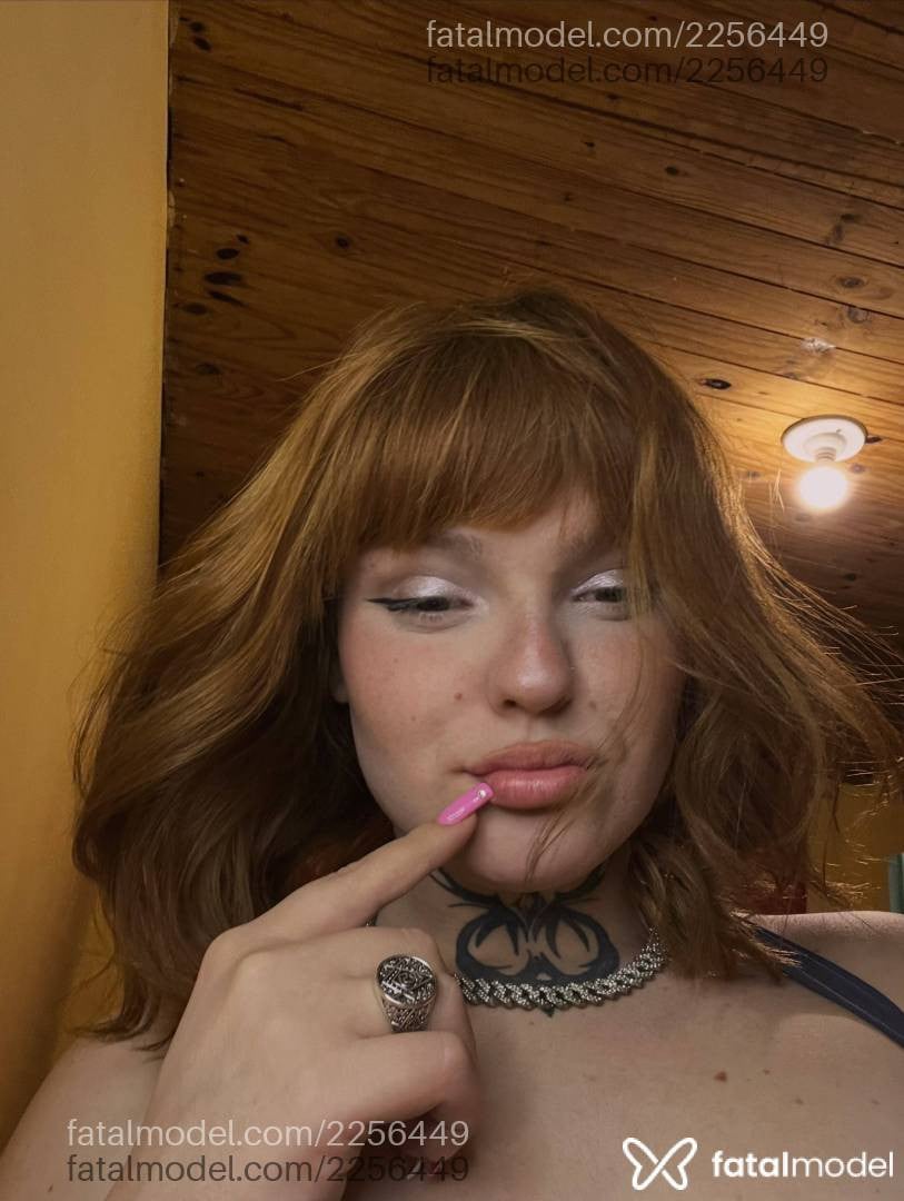 Acompanhante mulher trans ruiva (o) de olhos mel - Rubby