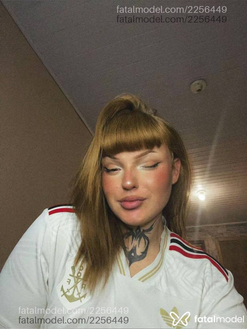 Acompanhante mulher trans ruiva (o) de olhos mel - Rubby