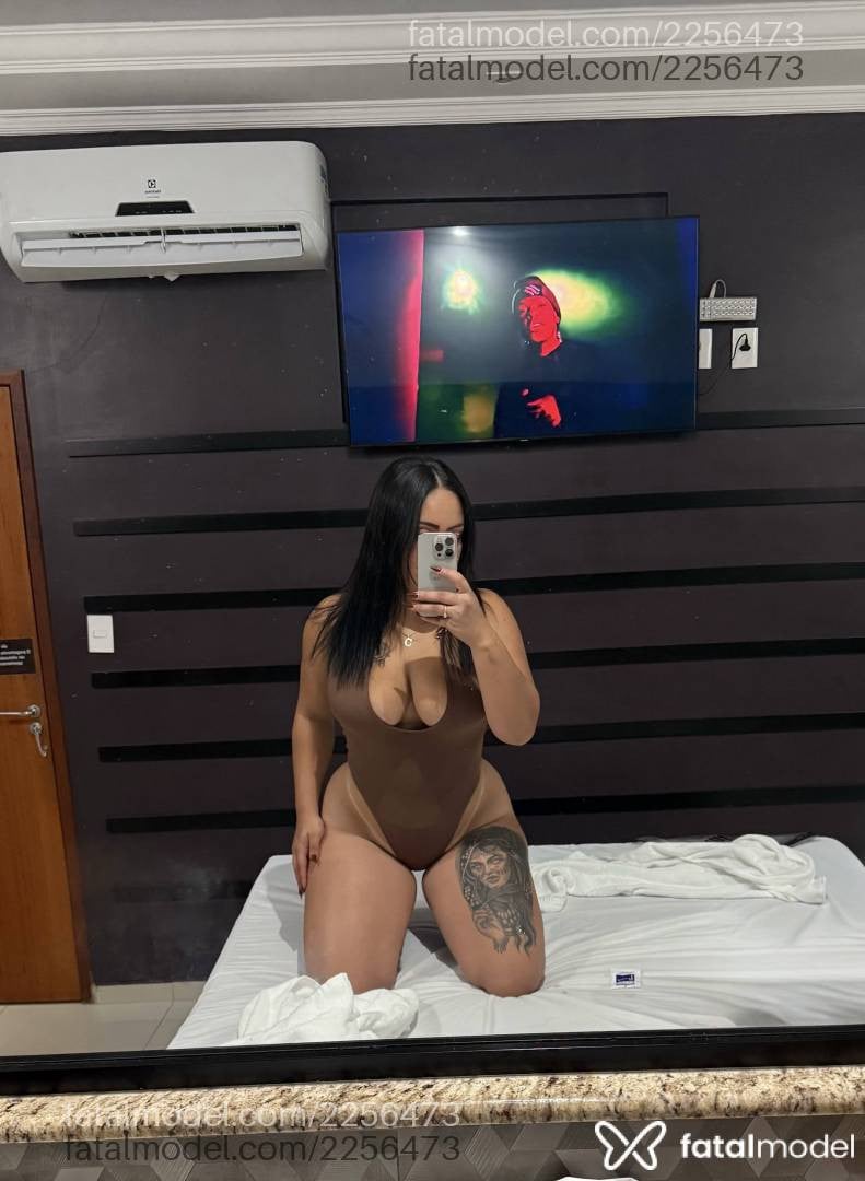Acompanhante mulher com cabelo castanho de olhos castanhos - Elisa